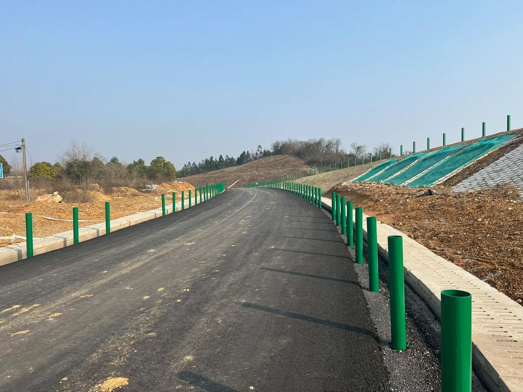 施工現(xiàn)場.嚴(yán)把質(zhì)量關(guān),服務(wù)好客戶#交通設(shè)施廠家 #道路工程